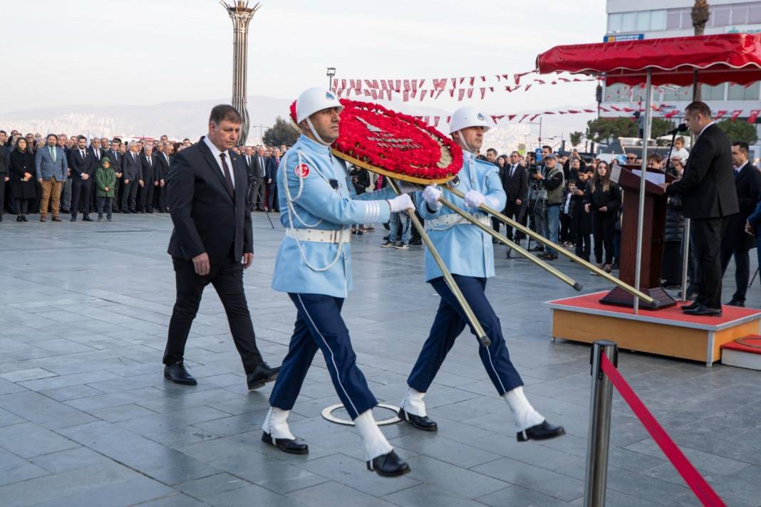 İzmirliler göz yaşlarıyla Ata'sını andı! 4
