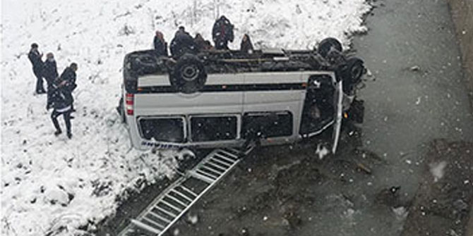 Yolcu minibüsü dereye uçtu! Çok sayıda yaralı var