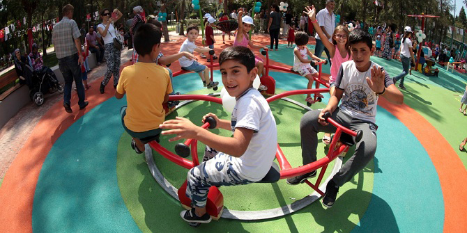 Bornovalı çocuklara bayramda park hediyesi