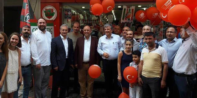 CHP Bayramı Sokakta Kutladı