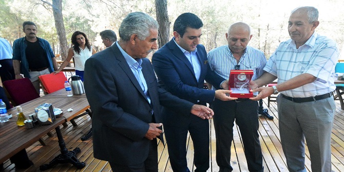 Kemalpaşalı muhtarlardan başkana plaket
