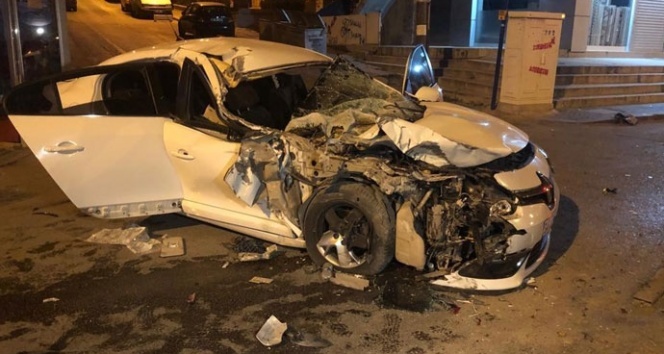 Ölümle biten feci kaza kamerada: Otomobil dönen kamyonete böyle çarptı