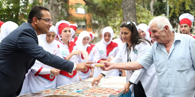 Bornova'da aşureler Down Kafe’de dağıtıldı