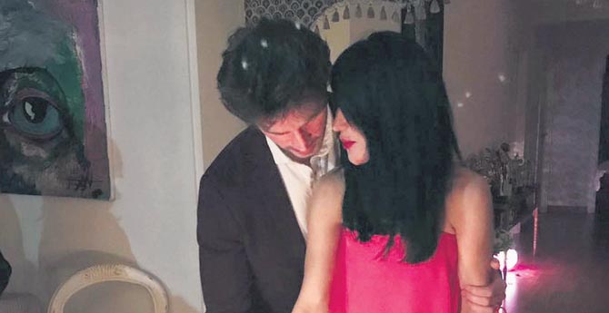 Hande Yener 12 Yaş Küçük Sevgilisiyle Nişanlandı