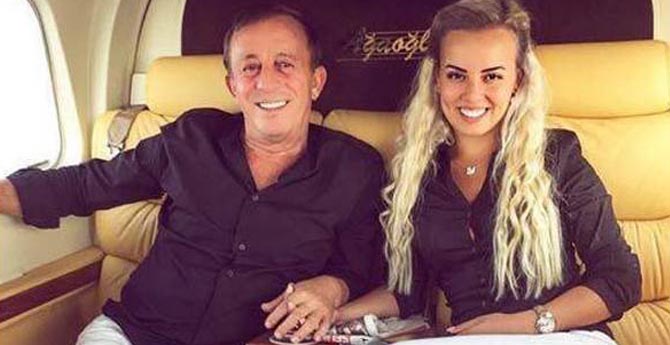 Ali Ağaoğlu'nun Sevgilisinin Pozu Olay Oldu