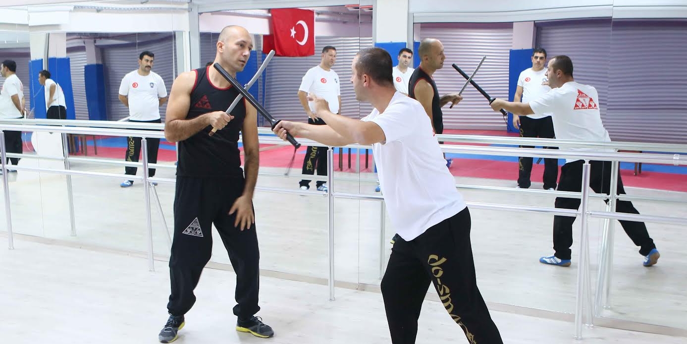 Bayraklı'nın zabıtaları  “savunma sanatı” öğreniyor