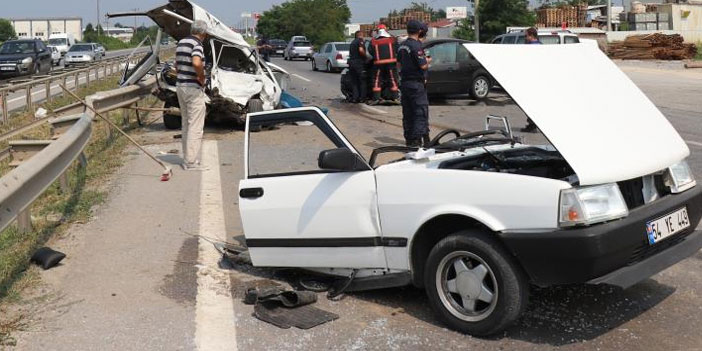 Feci kaza! Otomobil ikiye bölündü!