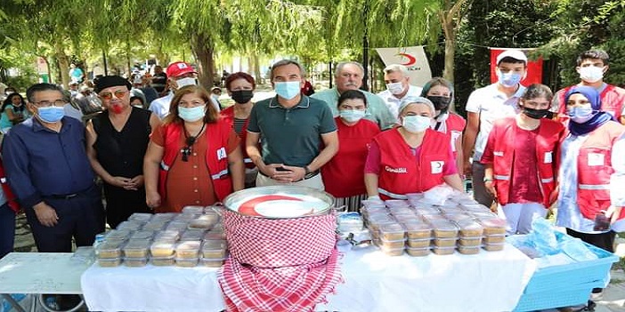 Kaymakam Dayanç, aşure dağıttı
