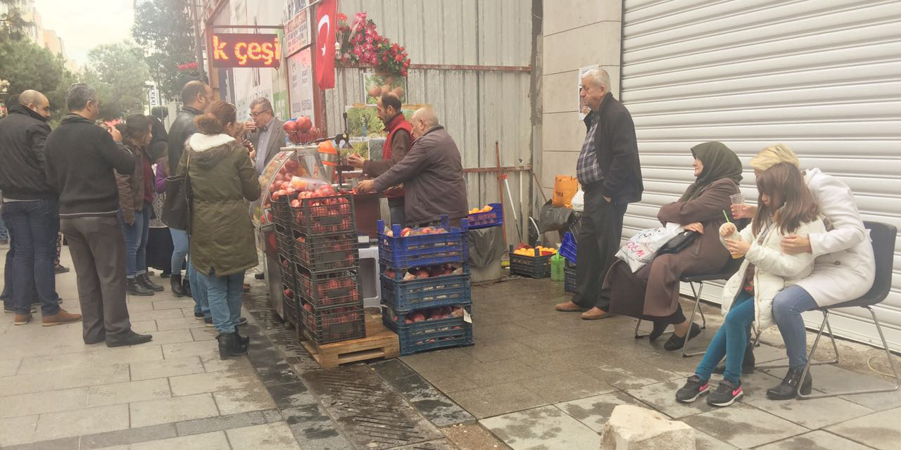 Karşıyaka'nın en işlek yerinde "seyyar meyve suyu"