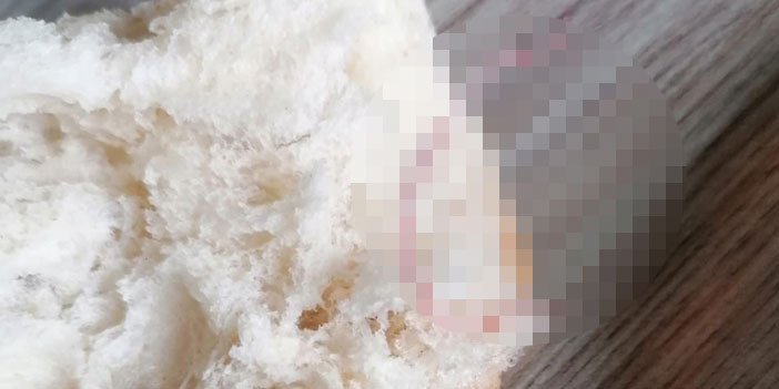 Ekmeğin içinden çıkanı görünce şok oldu!