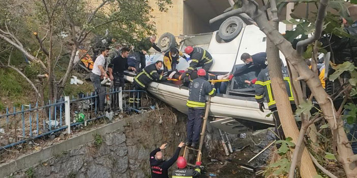 Feci kaza! Öğrenci servisi dere yatağına uçtu