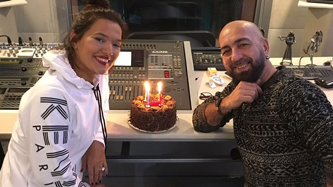 Yıldız Tilbe'den Demet'e özel pasta