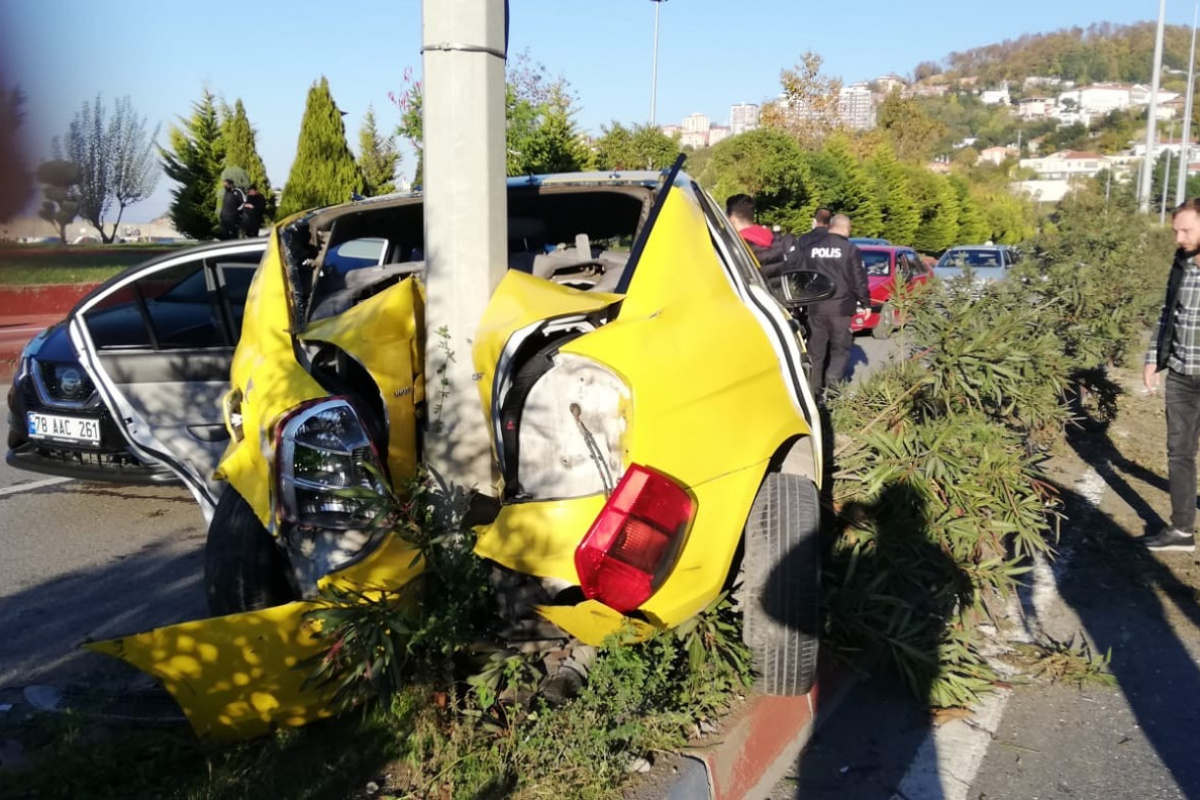 Feci kaza! Taksi kağıt gibi katlandı