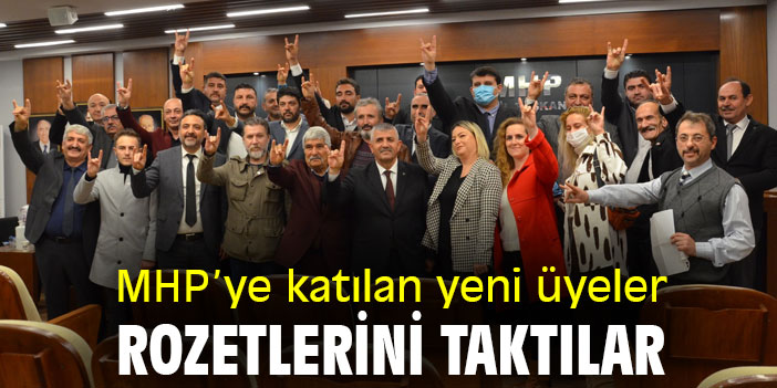 MHP’ye katılan yeni üyeler, rozetlerini taktılar