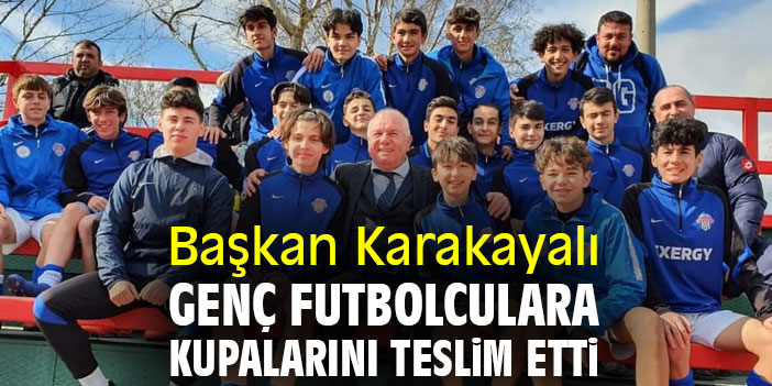 Başkan Karakayalı, genç futbolculara kupalarını teslim etti