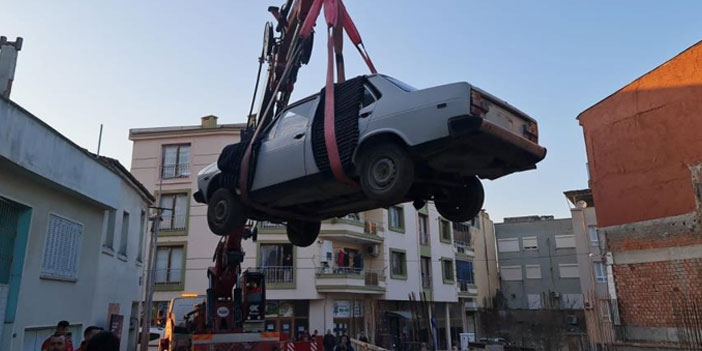 Klasik otomobil, bulunduğu yerden vinçle çıkarıldı