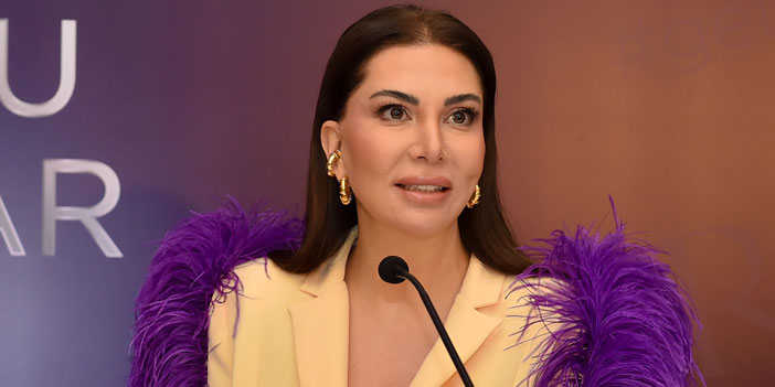 Ebru Yaşar şarkısını, Royal Halı için uyarladı