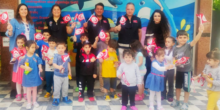 Minikler, Polislik Mesleğini Öğrendi