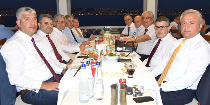 Adliye sarayının duygu dolu vedalaşması