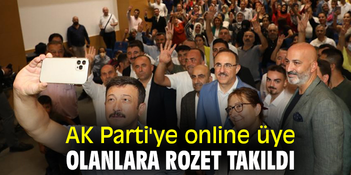 AK Parti'ye online üye olanlara rozet takıldı