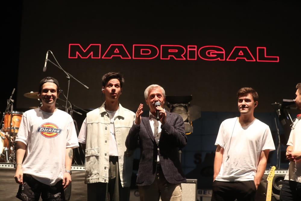 Festivalde Madrigal rüzgarı