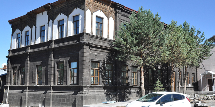 100 yıllık bina gün yüzüne çıkarıldı