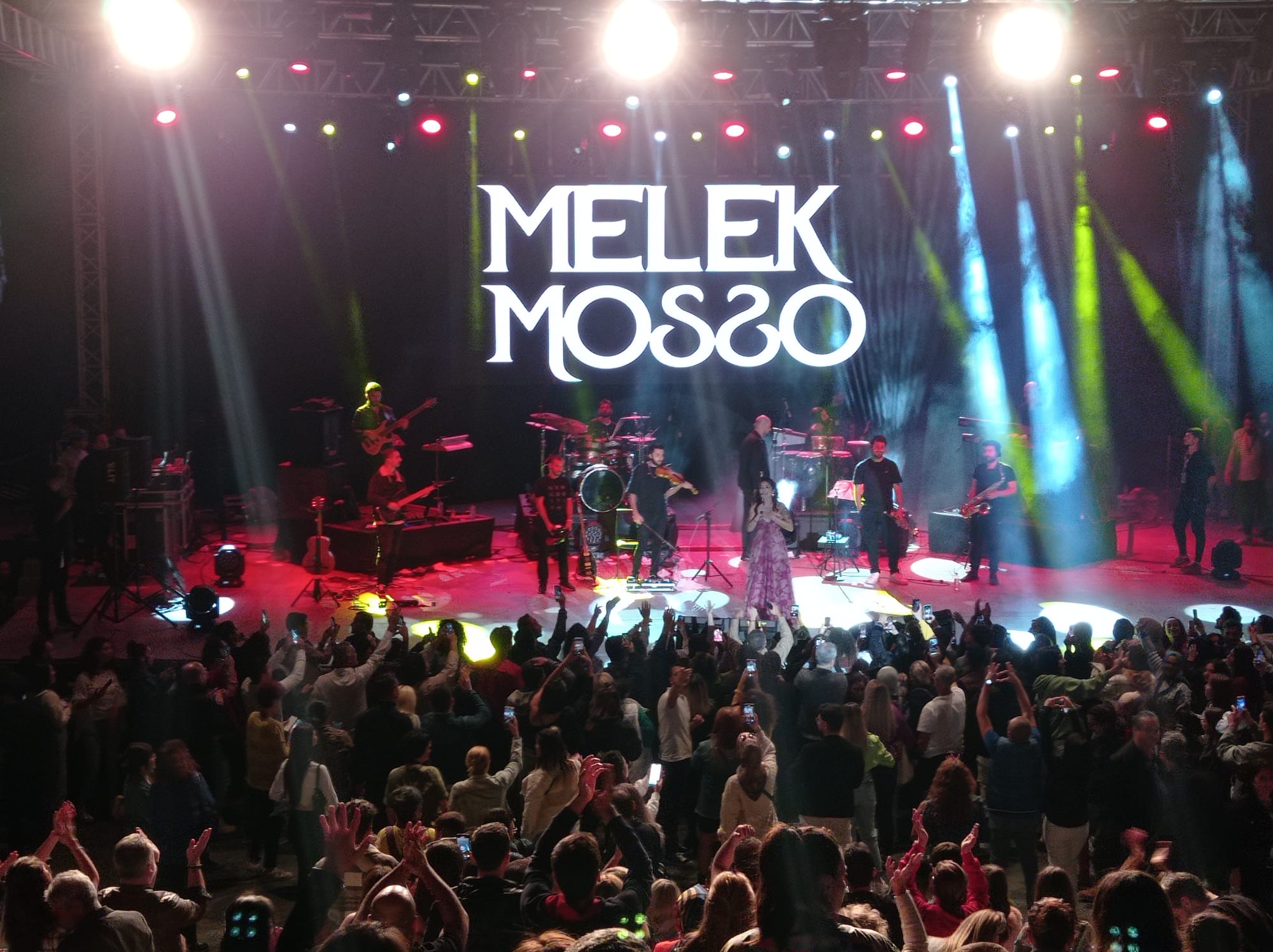 Melek Mosso, İzmir'de sahneye çıktı