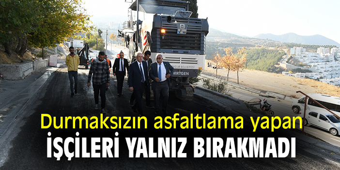 Durmaksızın asfaltlama yapan işçileri yalnız bırakmadı