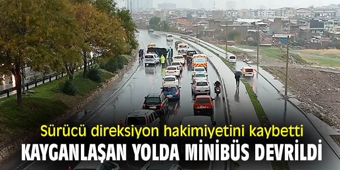 Sürücü direksiyon hakimiyetini kaybetti, kayganlaşan yolda minibüs devrildi!