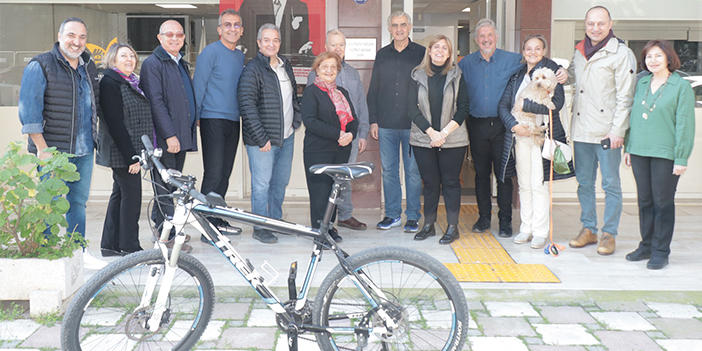 Bisikletliler Beyaz Baston için sürecek