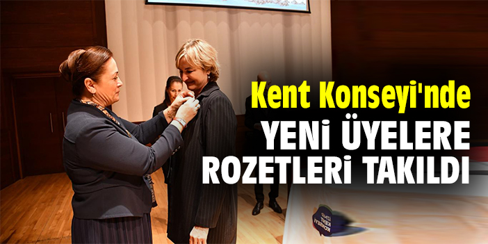 Kent Konseyi'nde yeni üyelere rozetleri takıldı