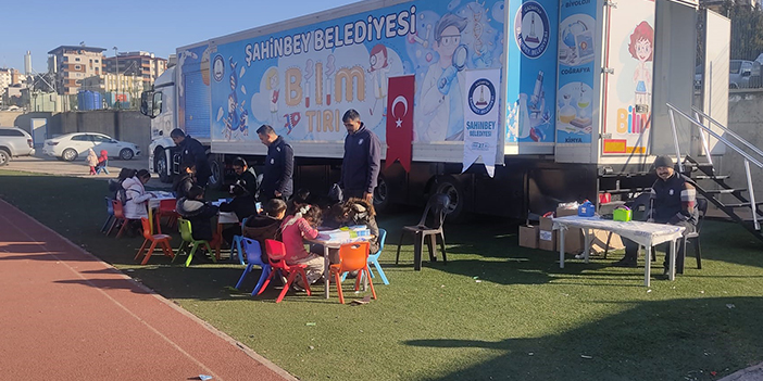 Depremzede çocuklar Bilim Tırı'nda