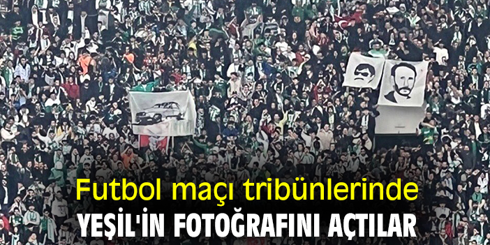 Futbol maçı tribünlerinde Yeşil'in fotoğrafını açtılar