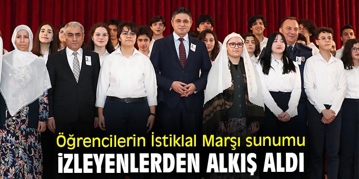 Öğrencilerin İstiklal Marşı sunumu izleyenlerden alkış aldı