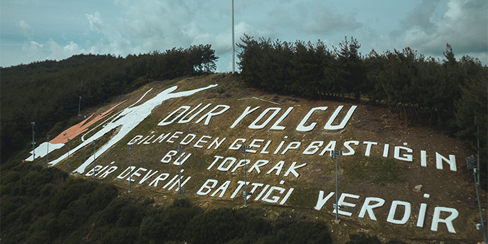 "Dur Yolcu Anıtı" özel boyayla gece gündüz parlayacak