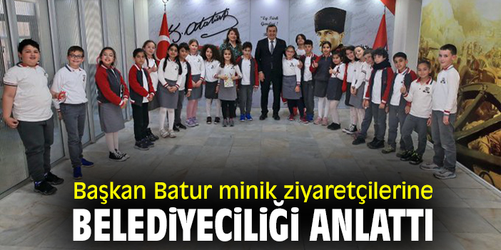 Başkan Batur minik ziyaretçilerine belediyeciliği anlattı