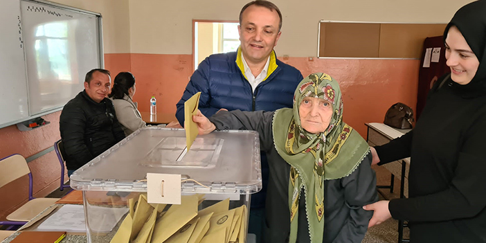 94 yaşında sandığa gitti