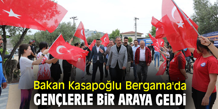 Bakan Kasapoğlu Bergama'da gençlerle bir araya geldi