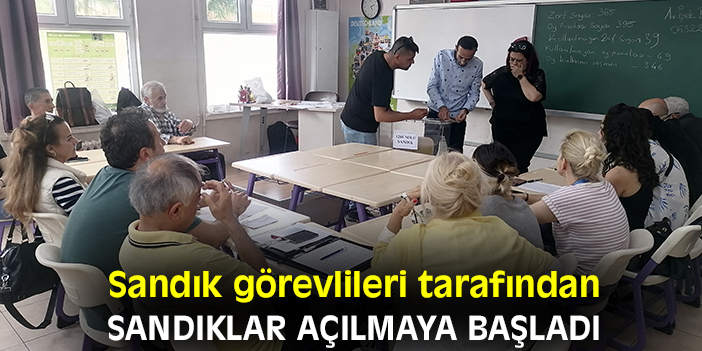 Sandık görevlileri tarafından sandıklar açılmaya başladı