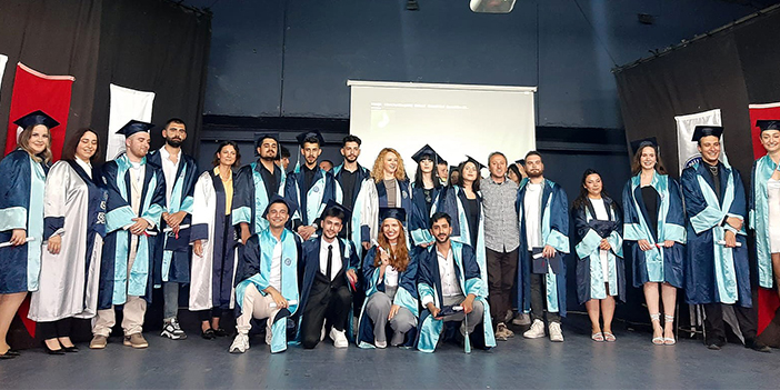 İlk mezunlar keplerini attı