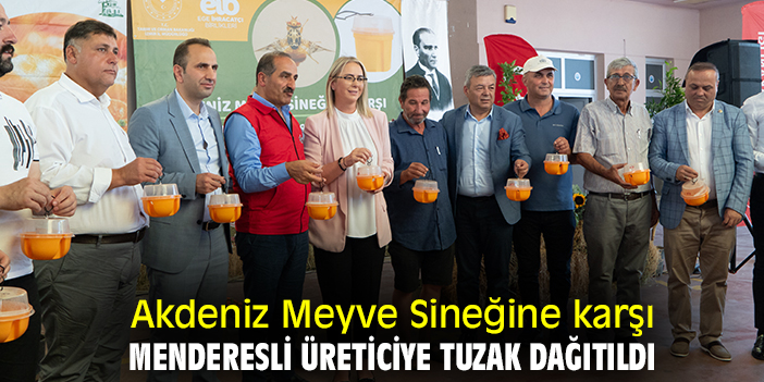 Akdeniz Meyve Sineğine karşı Menderesli üreticiye tuzak dağıtıldı