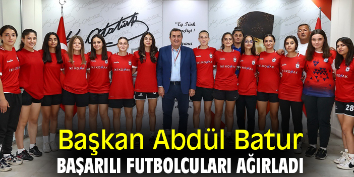 Başkan Abdül Batur, başarılı futbolcuları ağırladı