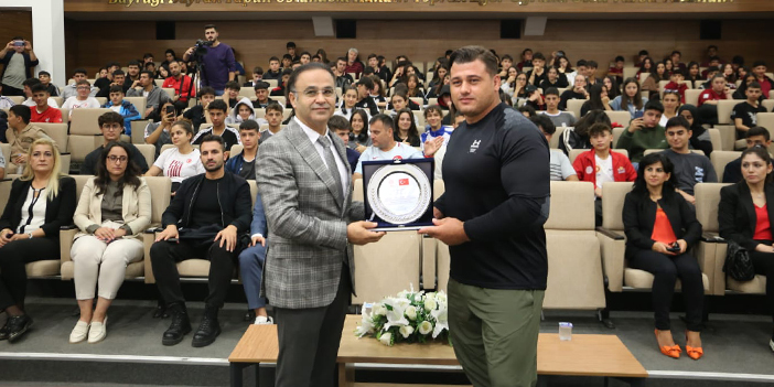 Milli güreşçi öğrencilerle buluştu