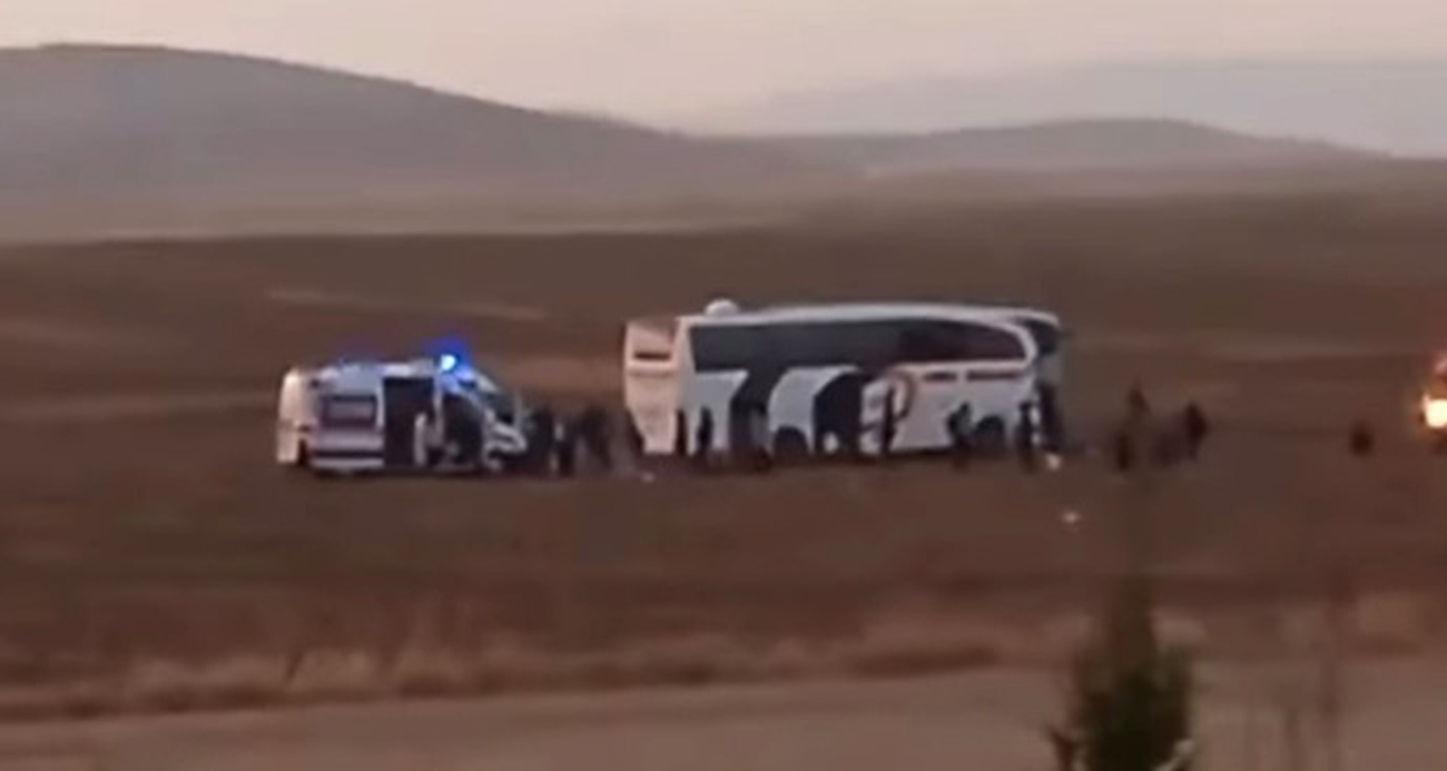 Yolcu otobüsü traktöre çarptı