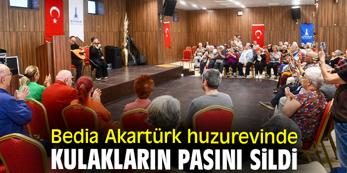 Bedia Akartürk huzurevinde kulakların pasını sildi