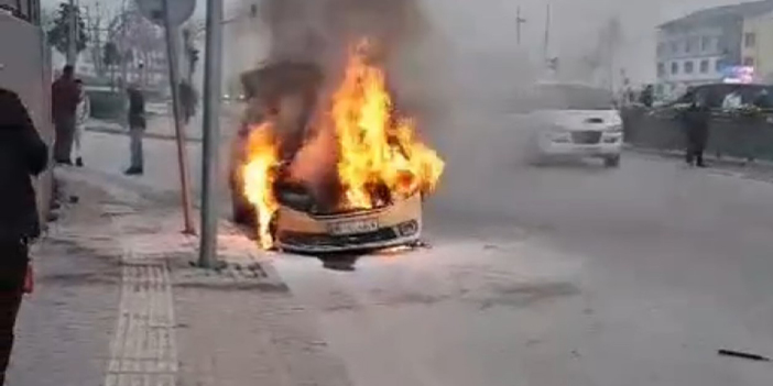 Seyir halindeki taksi alev aldı
