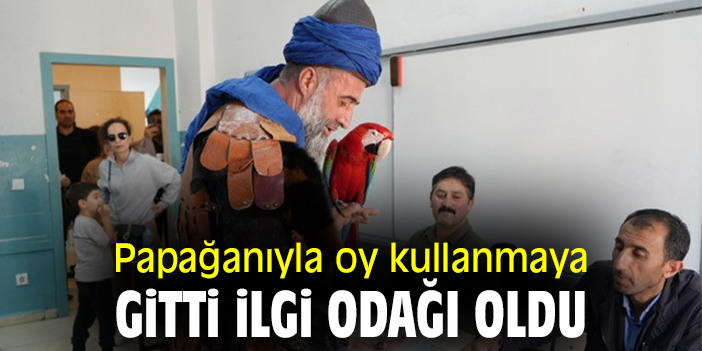 Papağanıyla oy kullanmaya gitti ilgi odağı oldu