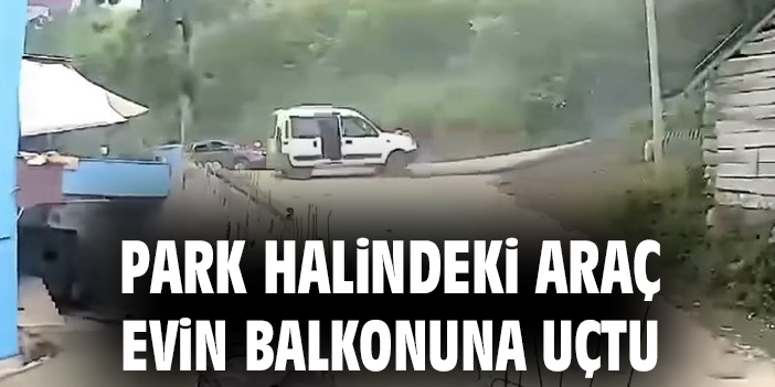 Park halindeki araç evin balkonuna uçtu