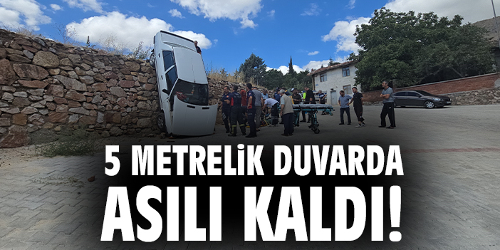 5 metrelik duvarda asılı kaldı!