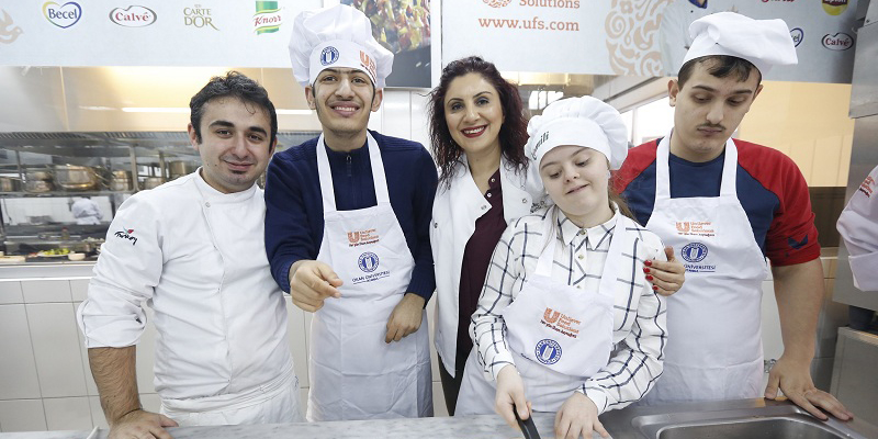 Okan’dan engelleri aşan Sevgililer Günü kutlaması